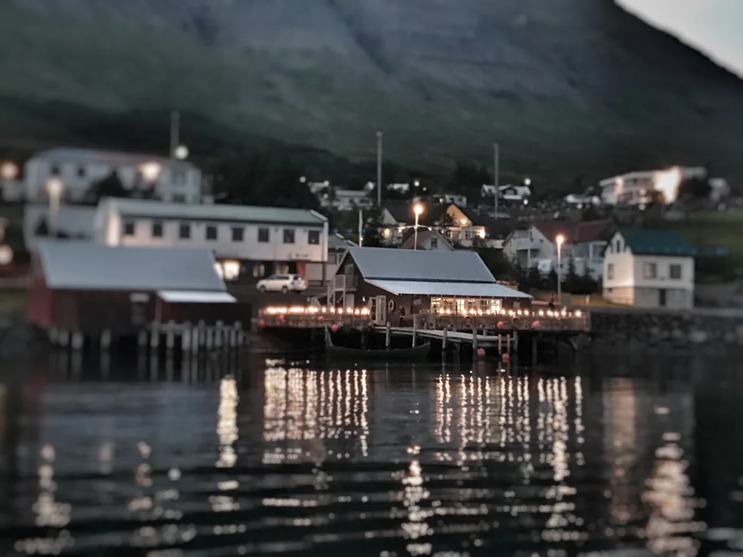 Beituskúrinn og upplýst verönd við sjávarsíðuna