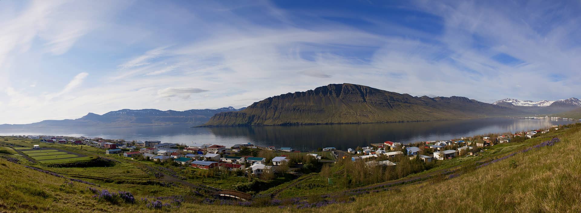 Hús í Neskaupstað með útsýni yfir Norðfjörð og fjöllin