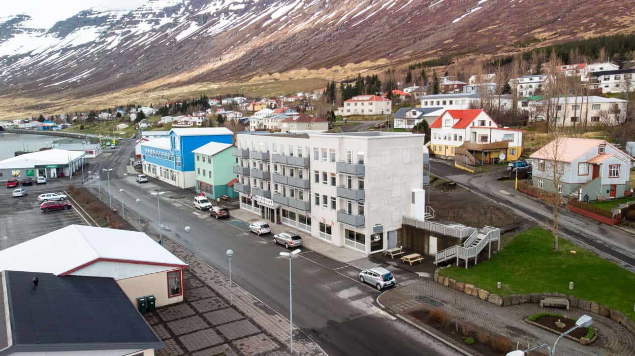 Hildibrand og nærliggjandi hús á Hafnarbraut undir fjallinu